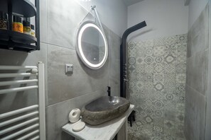 Shower, jetted bath, hair dryer, towels - Villa Katrine with heated pool & jacuzzi (Georgioupolis)