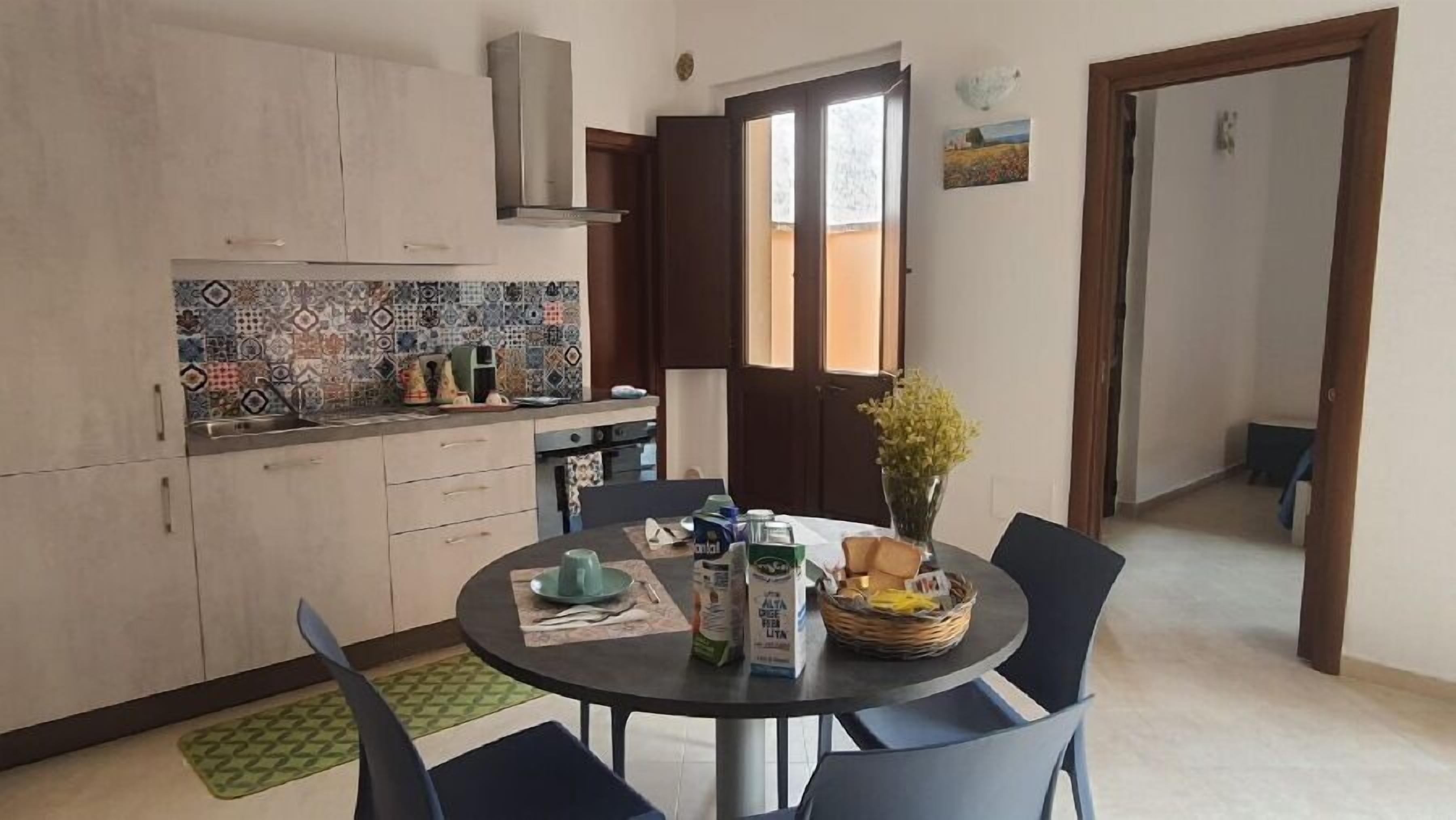 Kühlschrank, Ofen, Herdplatte, Kaffeemühle