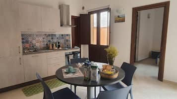 Frigorifero, forno, piano cottura, macinacaffè