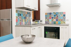 Standard Apartment | Private kitchen | Fridge, oven, stovetop, coffee grinder - Corte dei Fiori (Diso)