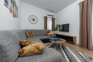 Téléviseur, foyer, table de ping-pong