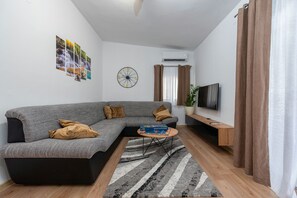 Tv, eldstad och ett bordtennisbord