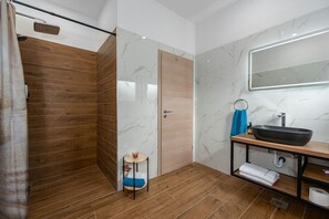 Douche, sèche-cheveux, serviettes fournies