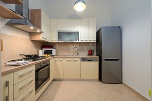 Réfrigérateur, micro-ondes, four, plaque de cuisson