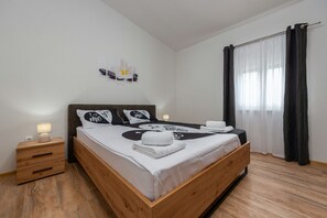 3 chambres, fer et planche à repasser, Wi-Fi gratuit, draps fournis