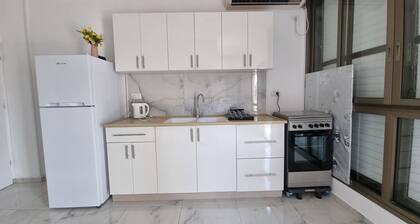 New Stylish Apartment with Balcony & Parking Close to Tel Aviv