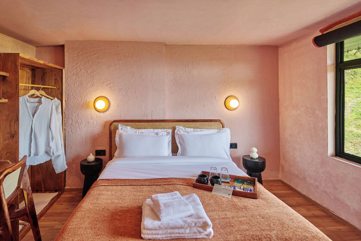 Ein Schlafzimmer mit Bett, Nachttischen, Schreibtisch und Kleiderschrank.