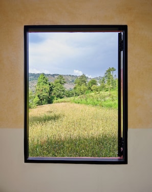 Premium bedding, down comforters, desk, laptop workspace - MINIMALIST An Eco Farmstay (Shimla)