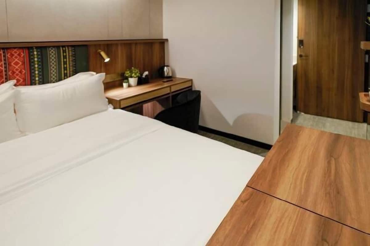 1 habitación, caja de seguridad en la habitación y muebles diferentes