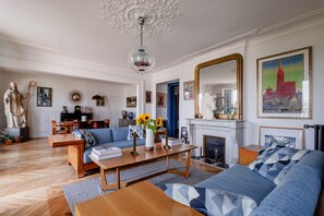 Télévision, cheminée