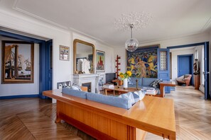 TV, fireplace - Eclectic Eminence, by Veeve (Paris)