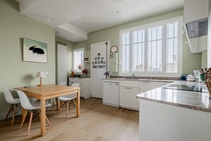 Fridge, microwave, oven, stovetop - Mellow Grace, by Veeve (Paris)
