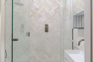 Bañera, secador de pelo, toallas, shampoo