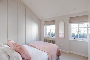 2 soverom, skrivebord, strykejern/-brett og reiseseng for barn