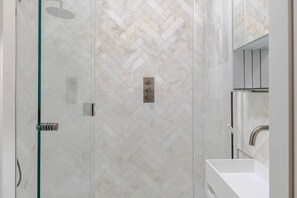 Badekar, hårtørrer, håndklæder, Shampoo