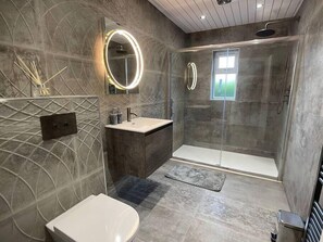 Shower - Lovely 4 bedroom House-Sleeps 8 - Free Parking (Slough)
