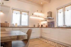 Fridge, oven, stovetop, dishwasher