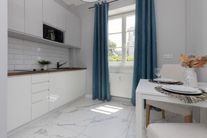 Kylskåp, mikrovågsugn, spishäll och diskmaskin