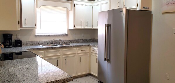 Fridge, microwave, oven, stovetop - Villa del Sur - 3BD/2BA House in Brownsville (Brownsville)