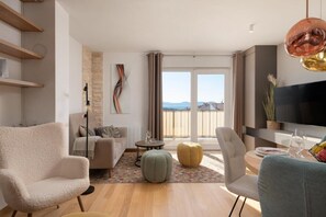 Apartment, 2 Bedrooms, Balcony, Mountain View | Living room