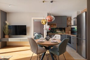Apartamento, 2 quartos, sacada, vista para a cidade | Opções para refeição