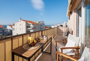 Apartamento, 2 quartos, sacada, vista para a cidade | Sacada