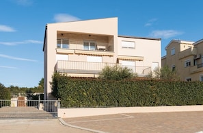 Apartamento, 2 quartos, sacada, vista para a cidade | Fachada