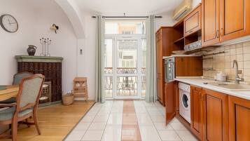 Jääkaappi, mikroaaltouuni, uuni, liesi