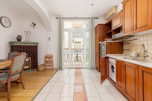 冰箱、微波炉、烤箱、炉灶