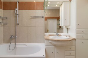 Bathtub, shampoo