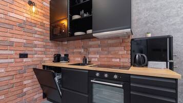 Kjøleskap, mikrobølgeovn, ovn og kokeplater