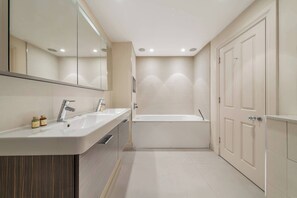 Shower, hair dryer, towels - Luxury Two-Bedroom Apt in Mayfair, London (London)