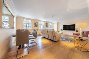 TV, offices - Luxury Two-Bedroom Apt in Mayfair, London (London)