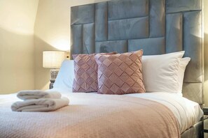 2 bedrooms, desk, iron/ironing board, WiFi - Luxury Two-Bedroom Apt in Mayfair, London (London)