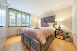 2 bedrooms, desk, iron/ironing board, WiFi - Luxury Two-Bedroom Apt in Mayfair, London (London)