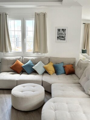 TV - Luxe Penthouse Studio w/ Terrace (Gibraltar)
