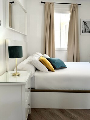 2 habitaciones, escritorio y tabla de planchar con plancha 
