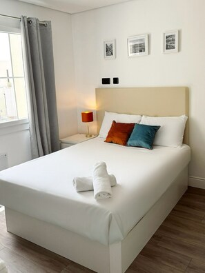 2 Schlafzimmer, Schreibtisch, Bügeleisen/Bügelbrett, Reisekinderbett