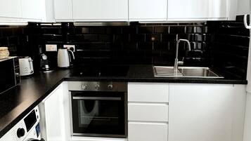 Frigorifero, microonde, forno, piano cottura