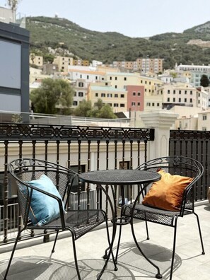 Outdoor dining - City Penthouse Suite w/ Terrace (Gibraltar)