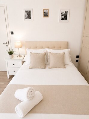1 bedroom, iron/ironing board, travel cot, WiFi - City Penthouse Suite w/ Terrace (Gibraltar)