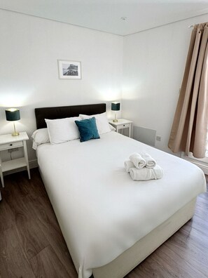 2 habitaciones, tabla de planchar con plancha, cuna de viaje y wifi 