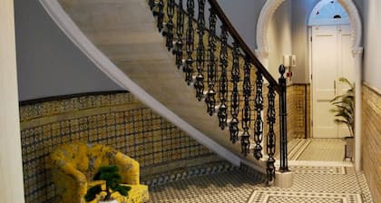 Deluxe City Centre 2 Bed Apt w/ Private Balcony