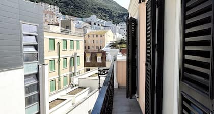 Deluxe City Centre 2 Bed Apt w/ Private Balcony