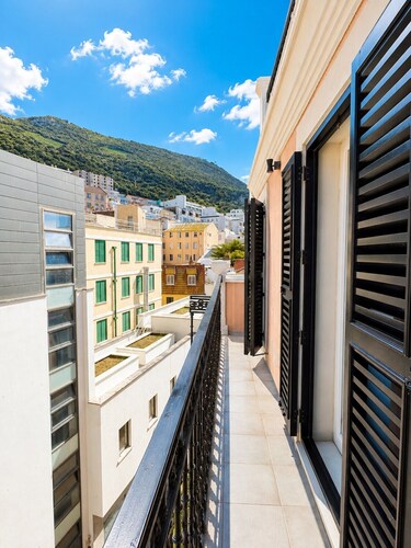 Grand Central House - Deluxe Two Bedroom Balcony