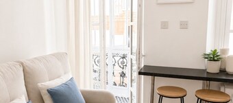 Grand Central House - Classic One Bedroom Balcony