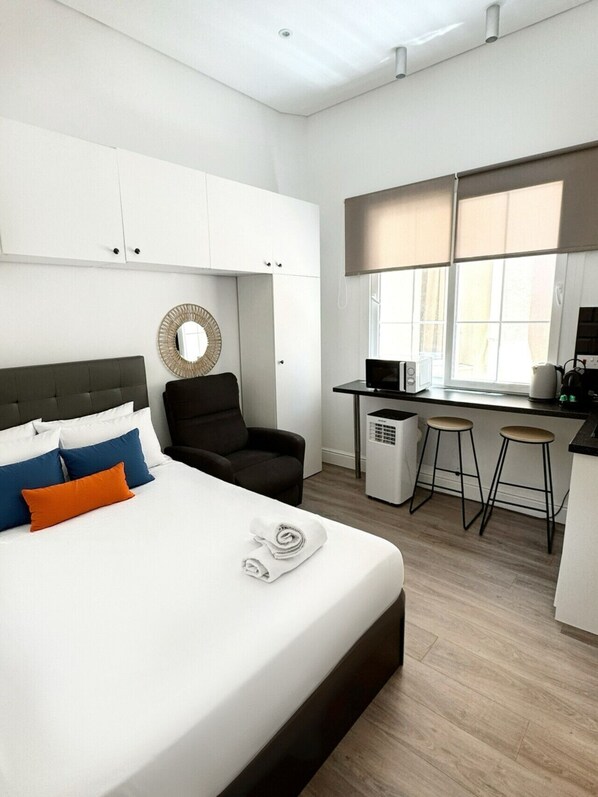 Fer et planche à repasser, lit parapluie, Wi-Fi, draps fournis