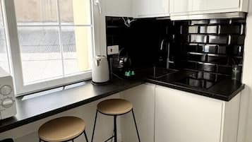Micro-ondas, cafeteira/chaleira, torradeira