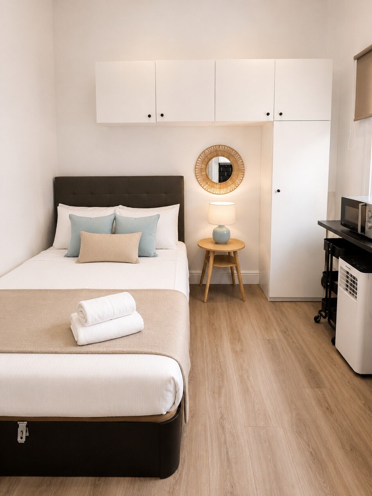 Tabla de planchar con plancha, cuna de viaje, wifi y ropa de cama 