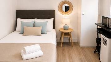 Tabla de planchar con plancha, cuna de viaje, wifi y ropa de cama